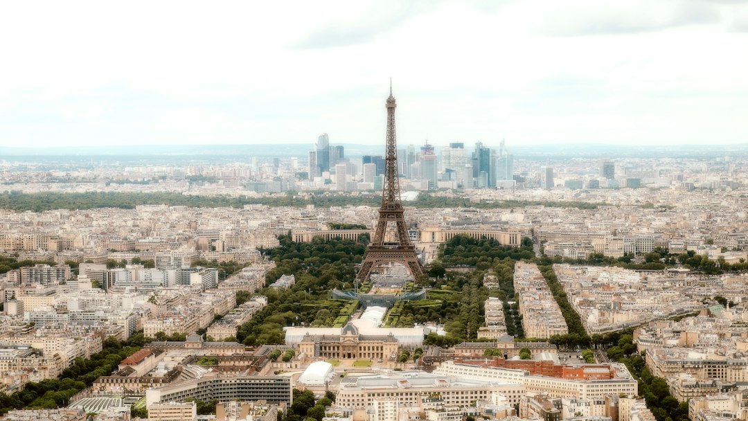 Francia vs Italia: lavoro, welfare e HR a confronto