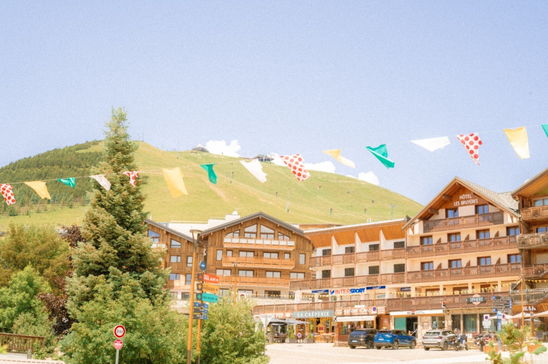 Turismo montano estivo: guida HR per PMI stagionali