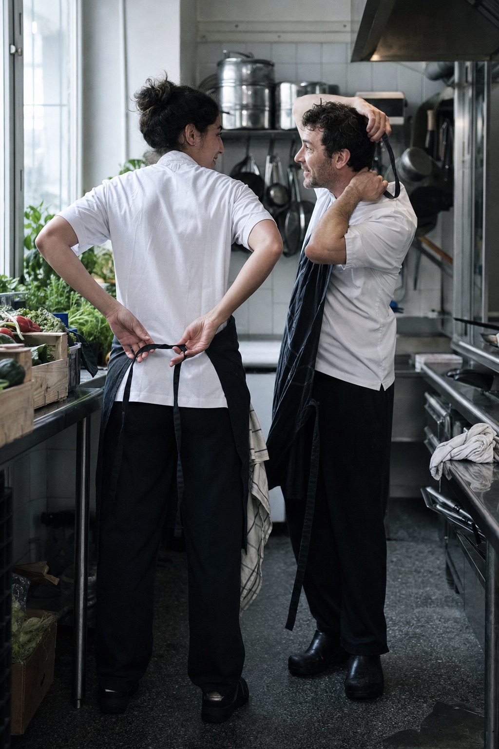 In cucina, il cambio turno fra chi entra e chi esce